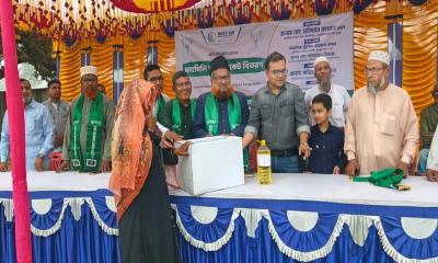 মহেশপুরে ‘দোস্ত এইড’- এর খাদ্য সহায়তা পেল ১৭০ অসহায় পরিবার