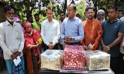 নগরকান্দায় নিহত ট্রাকচালকের বাড়িতে প্রধানমন্ত্রীর উপহার নিয়ে বোয়ালমারীর ইউএনও