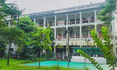 ফেনীতে বিচারকের সামনে বিষপানে আত্মহত্যার চেষ্টা নারী বিচারপ্রার্থীর