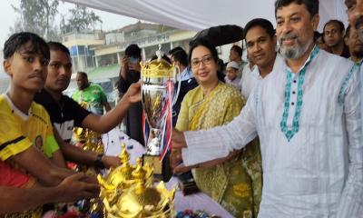বালক ফুটবলে চ্যাম্পিয়ন মাদারীপুর পৌরসভা
