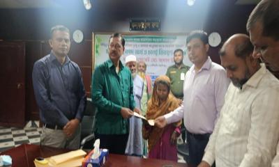 পাকুন্দিয়ায় দুর্যোগে ক্ষতিগ্রস্তদের মাঝে চাল ও নগদ অর্থ বিতরণ