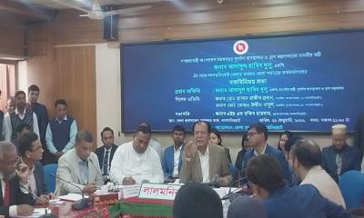 সরকারি কর্মকর্তাদের সঙ্গে লালমনিরহাটের তিন এমপির মতবিনিময়