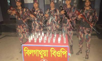 বিজিবির পৃথক অভিযানে কুষ্টিয়ায় বিপুল ভারতীয় চকলেট ও মদ জব্দ