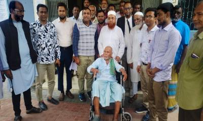 কুড়িগ্রামে অসহায় ও প্রতিবন্ধীদের মাঝে হুইলচেয়ার বিতরণ
