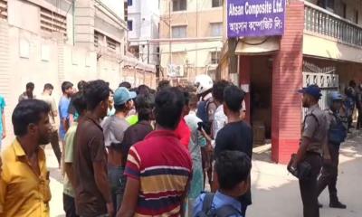 কালিয়াকৈরে বাৎসরিক ছুটির টাকার দাবিতে শ্রমিকদের কর্মবিরতি