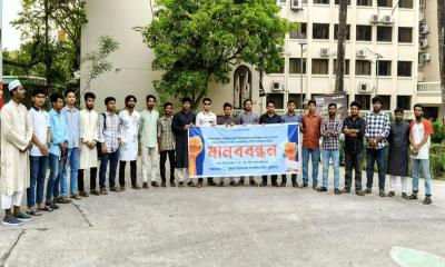 ঢাবির সাংবাদিকদের ওপর হামলার প্রতিবাদে কুবিসাসের মানববন্ধন