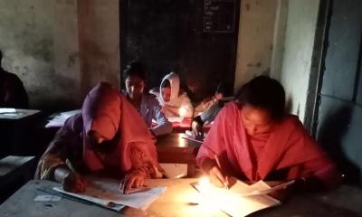 বিদ্যুৎ না থাকায় মোমবাতির আলোয় নেওয়া হচ্ছে এসএসসি পরীক্ষা