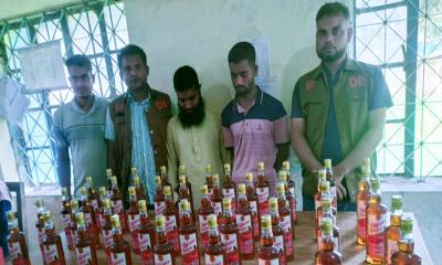 নেত্রকোণায় ৪৮ বোতল ভারতীয় মদসহ আটক ২