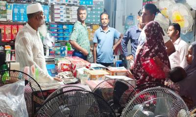 তীব্র গরম ও লোডশেডিংয়ে বরিশালে বিক্রি বেড়েছে চার্জার ফ্যানের