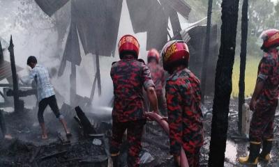 আগৈলঝাড়ায় ভয়াবহ অগ্নিকাণ্ডে ৩ বসতঘর পুড়ে ছাই