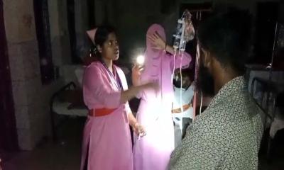 মোবাইলের আলোয় চলছে হাসপাতালের চিকিৎসাসেবা