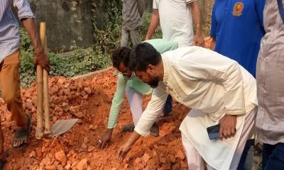 ফেনীতে নিম্নমানের সামগ্রী দিয়ে সড়ক সংস্কার, কাজ বন্ধ করে দিলেন এমপি মজনু