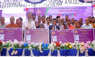 বগুড়ায় ফ্যামিলি কার্ড কর্মসূচির উদ্বোধন, ৪৯৬ নারী পেলেন টাকা