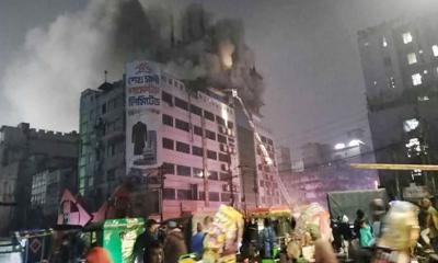 গুলিস্তানে শপিং কমপ্লেক্সের আগুন নিয়ন্ত্রণে
