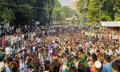 ‘আলু না গণভোট’ স্লোগানে উত্তাল ঢাকা বিশ্ববিদ্যালয়