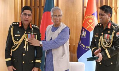 সেনাপ্রধানকে ‘সেনাবাহিনী পদক’ দিলেন প্রধান উপদেষ্টা
