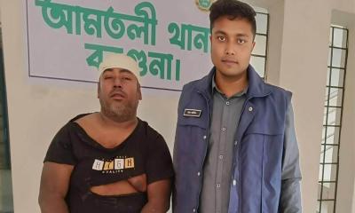 পুলিশের ধাওয়া খেয়ে লোকালয়ে ডাকাত, জনতার হাতে আটক
