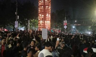 হাদির মৃত্যুর খবরে ফুঁসছে দেশ, মধ্যরাতে রণক্ষেত্র শাহবাগ