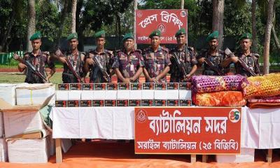 ব্রাহ্মণবাড়িয়ায় সাড়ে ১২ কোটি টাকার মোবাইল ডিসপ্লে ও কম্বল জব্দ