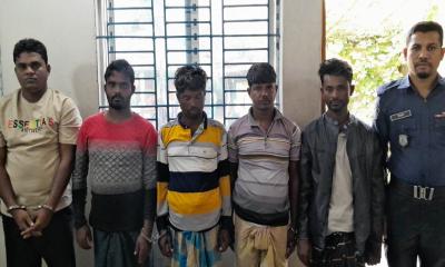 মেহেন্দিগঞ্জের তেঁতুলিয়া নদীতে বাল্কহেড থামিয়ে চাঁদাবাজি: ৫ জন আটক