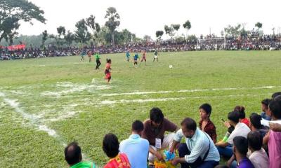 বড়াইগ্রামে নারী ফুটবল ম্যাচ দেখতে হাজার হাজার দর্শকের ভিড়