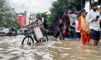 জনদুর্ভোগের বৃষ্টি: জলাবদ্ধতায় নাজেহাল নগরবাসী