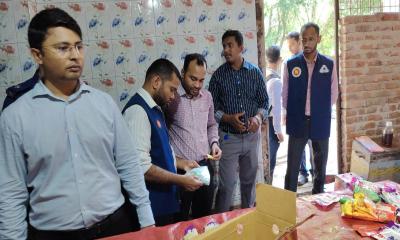 সীতাকুণ্ডে অস্বাস্থ্যকর পরিবেশে আইসক্রিম তৈরি: বিএসটিআইয়ের জরিমানা