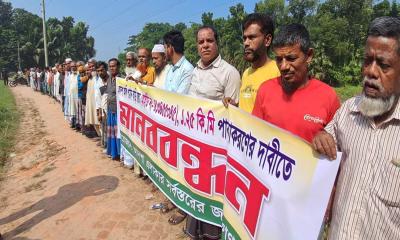 ফরিদগঞ্জে গ্রামীণ সড়ক পাকা করণের দাবিতে মানববন্ধন