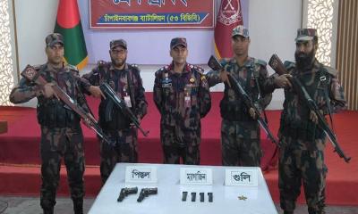 শিবগঞ্জ সীমান্তে বিজিবির অভিযান: দুই বিদেশি পিস্তল ও গুলি জব্দ