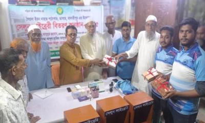 ডাসারে নরসুন্দরদের মাঝে লাইব্রেরীর সামগ্রী বিতরণ