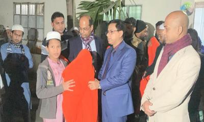 শীতার্ত এতিম মাদ্রাসা ছাত্রদের মাঝে ডিসির কম্বল বিতরণ