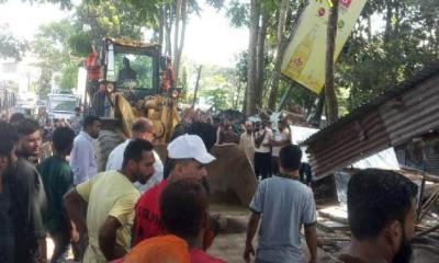 সিলেট রেলস্টেশনে অবৈধ স্থাপনা উচ্ছেদে জেলা প্রশাসনের অভিযান