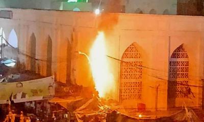 রাজধানীর বায়তুল মোকাররমে বৈদ্যুতিক খুটিতে আগুন