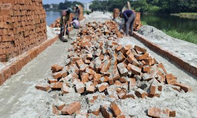 নিম্নমাণের ইট দিয়েই চলছে ৬ কোটি টাকার কাজ