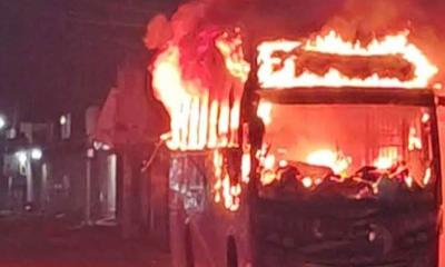 বাড্ডায় বাসে আগুন, রাজধানীর বিভিন্ন স্থানে ককটেল বিস্ফোরণ