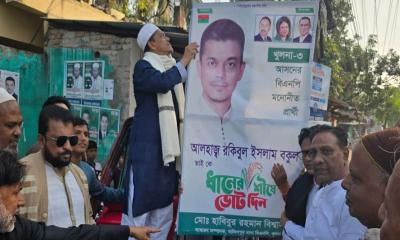 খুলনা-৩ আসনে বিএনপির প্রার্থী রকিবুল ইসলাম নিজেই সরালেন পোস্টার 