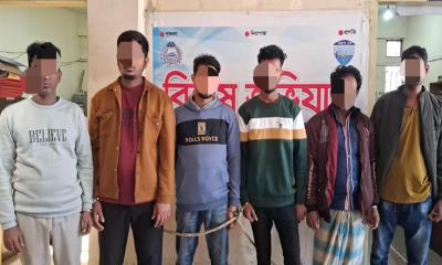 হাটহাজারীতে নিষিদ্ধ ছাত্রলীগের মিছিল, পুলিশের অভিযানে গ্রেপ্তার ৬
