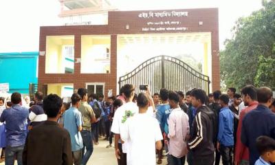 গাংনীতে প্রধান শিক্ষকের স্থায়ী বহিষ্কারের দাবিতে শিক্ষার্থীদের অবস্থান কর্মসূচি