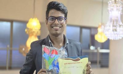 ‘জুলাই বার্তাবীর’ অ্যাওয়ার্ড পেলেন সাংবাদিক ইমরান