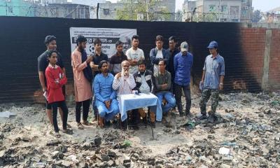 ময়লার ভাগাড়ের পাশে বসে ইশতেহার দিলেন স্বতন্ত্র প্রার্থী  ‘ওয়াসা মিজান’