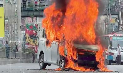 রাজধানীর ফার্মগেটে চলন্ত মাইক্রোবাসে আগুন