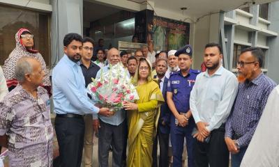 ভেড়ামারায় উপজেলা প্রশাসনের উদ্যোগে নবনির্বাচিত এমপিকে ফুলেল শুভেচ্ছা