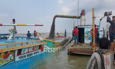 পদ্মায় অপরিকল্পিত বালু উত্তোলনে বিলীন হওয়ার শঙ্কায় লক্ষাধিক ভিটাবাড়ি
