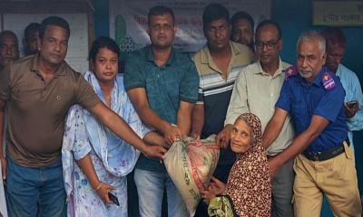 ঘিওরে দুস্থ পরিবারের মাঝে ভিজিএফের চাল বিতরণ