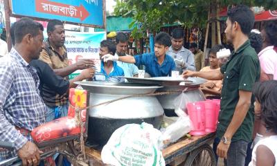 গোয়ালন্দে তীব্র গরমে পথচারীদের মাঝে শরবত বিতরণ