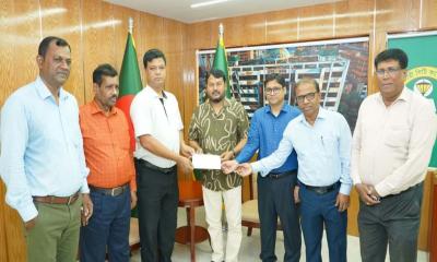 রাসিক পরিচ্ছন্নকর্মীদের জন্য প্রধানমন্ত্রীর ঈদ উপহারের চেক হস্তান্তর
