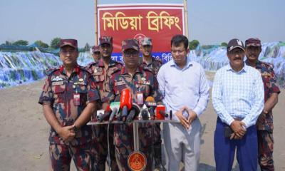 কুষ্টিয়ায় বিজিবির অভিযানে অবৈধ চায়না দুয়ারী ও কারেন্ট জাল জব্দ