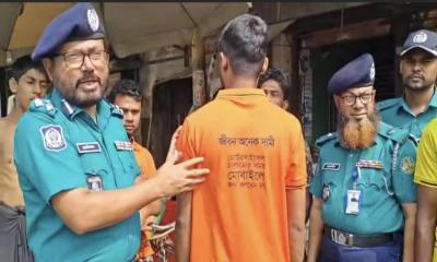 হকার ও ক্ষুদ্র ব্যবসায়ীদের মাঝে সচেতনতা বৃদ্ধির জন্য কেএমপির টি-শার্ট বিতরণ