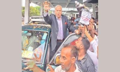 কর্ণফুলীতে ফুলেল ভালোবাসায় সিক্ত সরওয়ার জামাল নিজাম