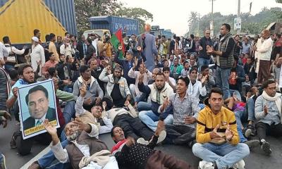 কুষ্টিয়া-২ আসনে বিএনপির মনোনয়ন পরিবর্তনের দাবিতে মহাসড়কে শুয়ে অবরোধ